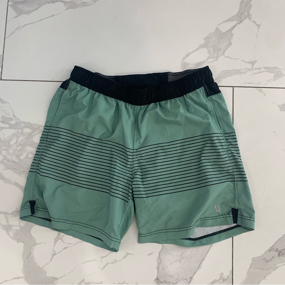 Vuori Shorts Men’s Size Medium lined Sage/Black Rush Pockets Stripped